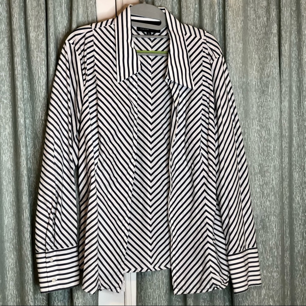 *Bundle 4/$20* Jones New York Signature Black & White Buttoned-down Top Size XL